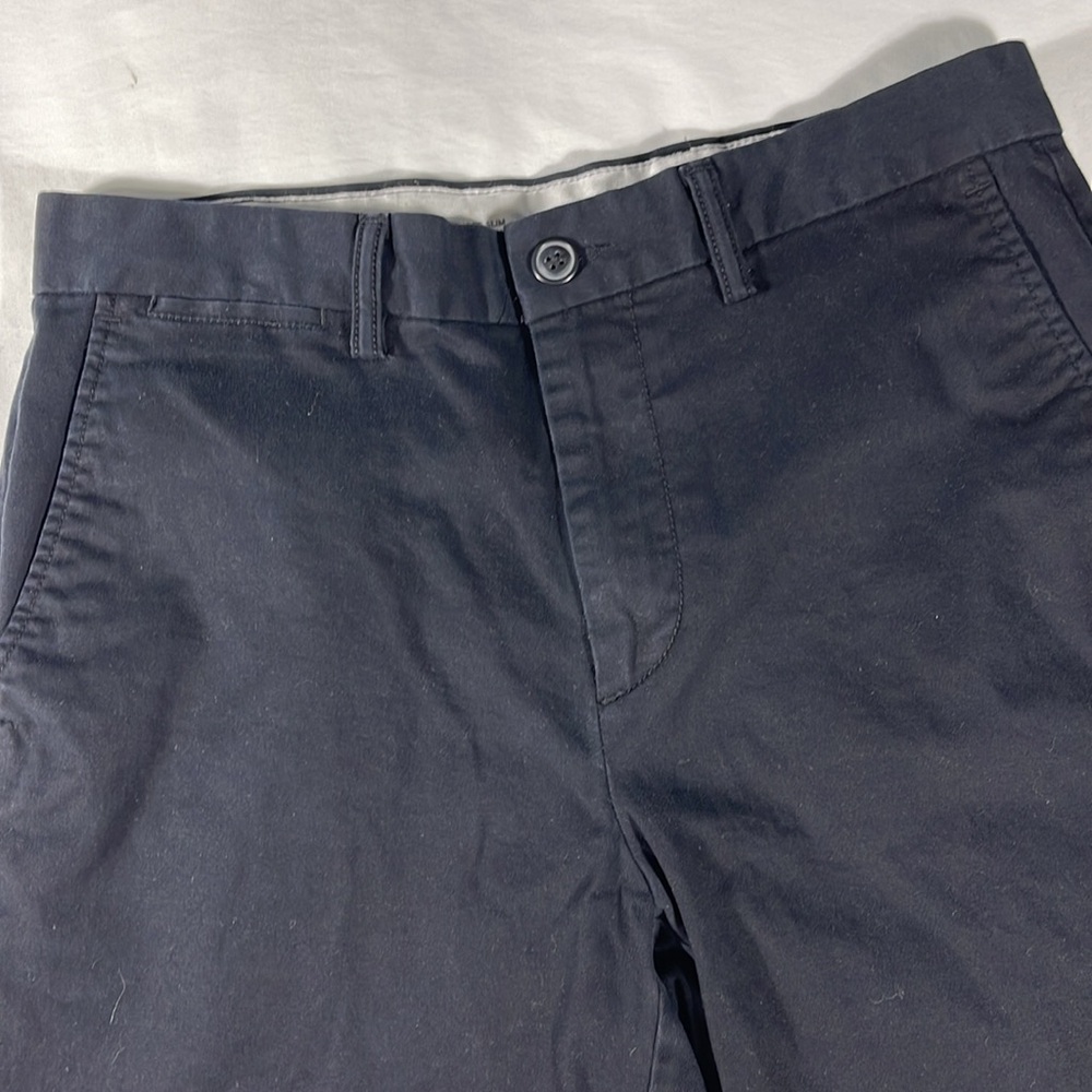 Old Navy mens black Ultimate Slim flat front 9.5 inseam shorts - size 32